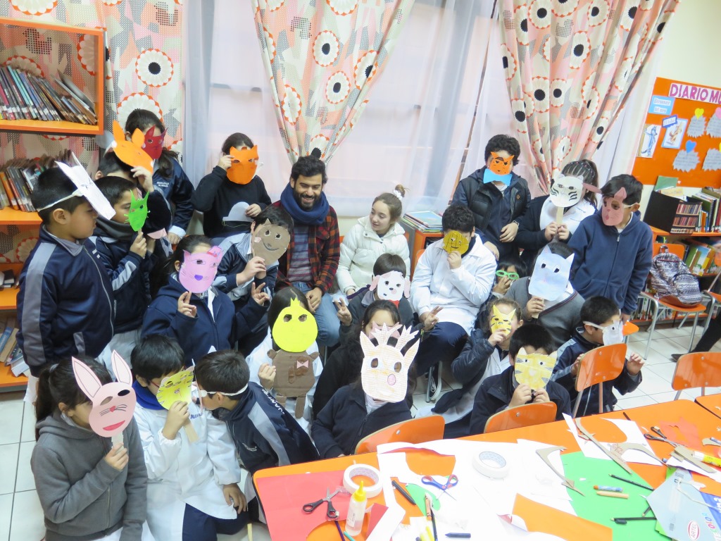 El encuentro terminó con los estudiantes fabricando sus sus propias máscaras
